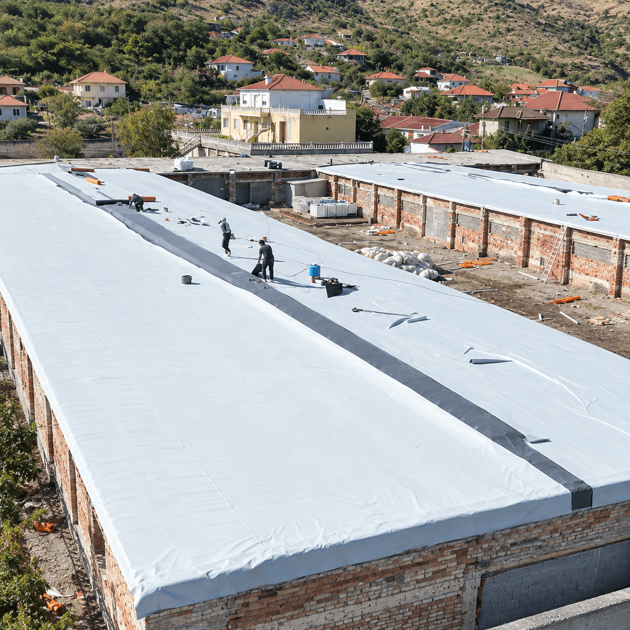 Instalim i membranës PVC mbi çatinë e magazinës në Durrës, 2025 Instalim i membranës PVC mbi çatinë e magazinës në Durrës, 2025