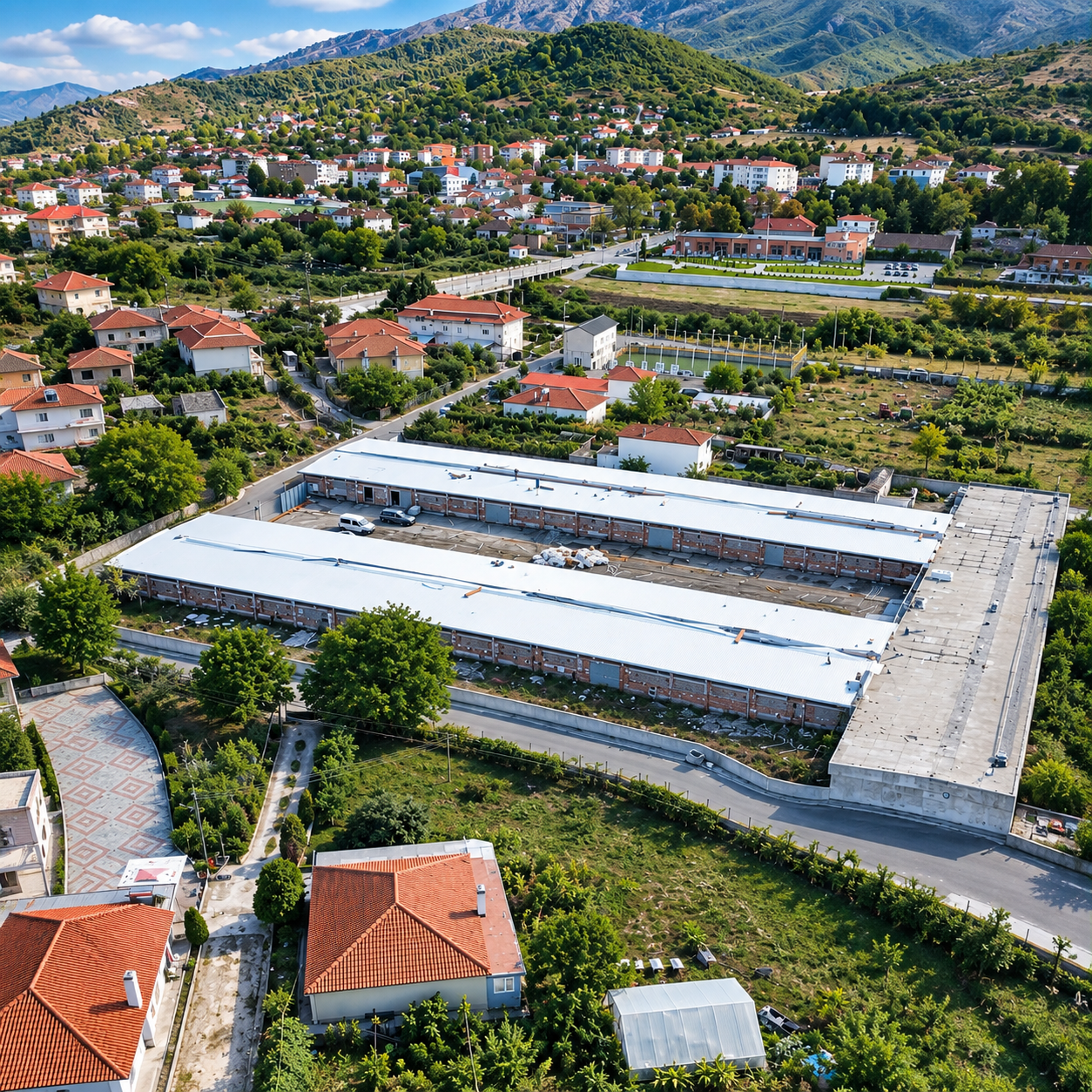 Kompleks magazinash në Durrës me çati të bardhë PVC, 2025 Kompleks magazinash në Durrës me çati të bardhë PVC, 2025