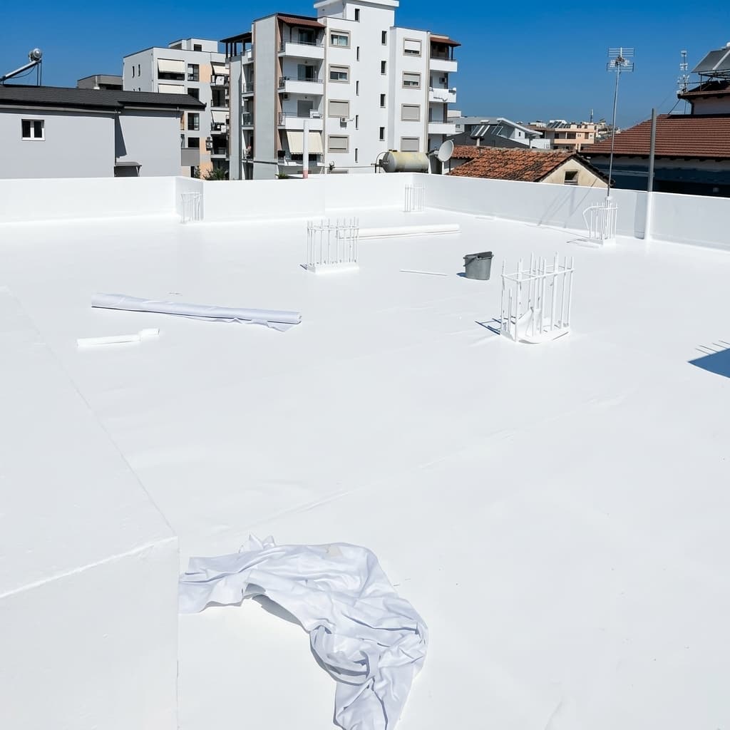 Tarracë pallati banimi në Durrës me membranë PVC, parapet dhe bazamente teknike, 2025 Tarracë pallati banimi në Durrës me membranë PVC, parapet dhe bazamente teknike, 2025