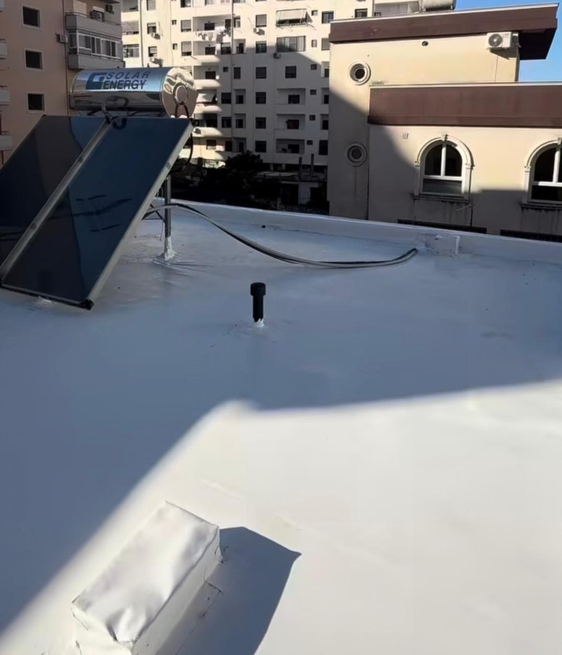 Hidroizolim tarrace me membranë PVC në katin e fundit të pallatit të banimit, Durrës, 2026 Hidroizolim tarrace me membranë PVC në katin e fundit të pallatit të banimit, Durrës, 2026