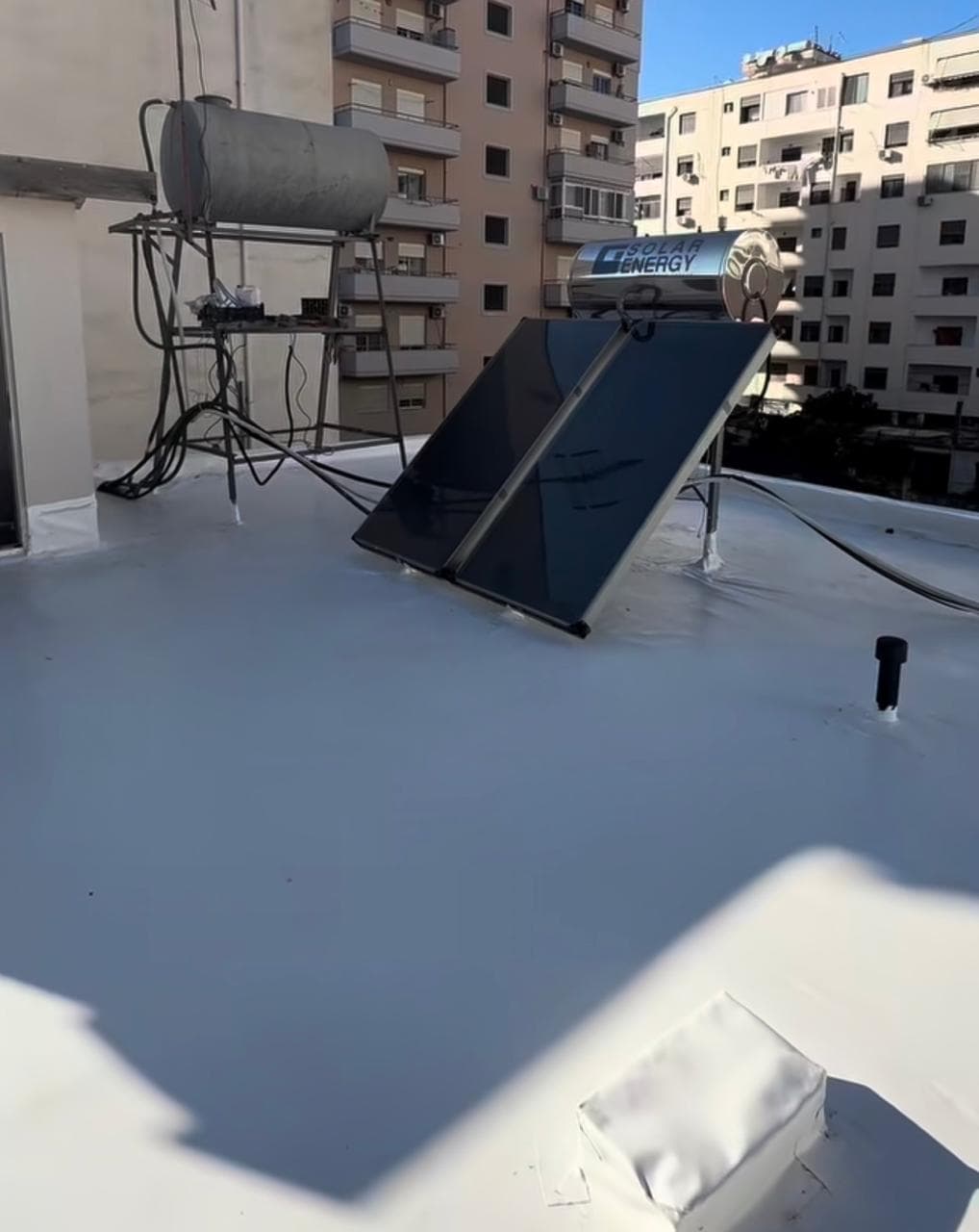 Membranë PVC e bardhë në tarracën e katit të fundit, pallat banimi në Durrës, 2026 Membranë PVC e bardhë në tarracën e katit të fundit, pallat banimi në Durrës, 2026
