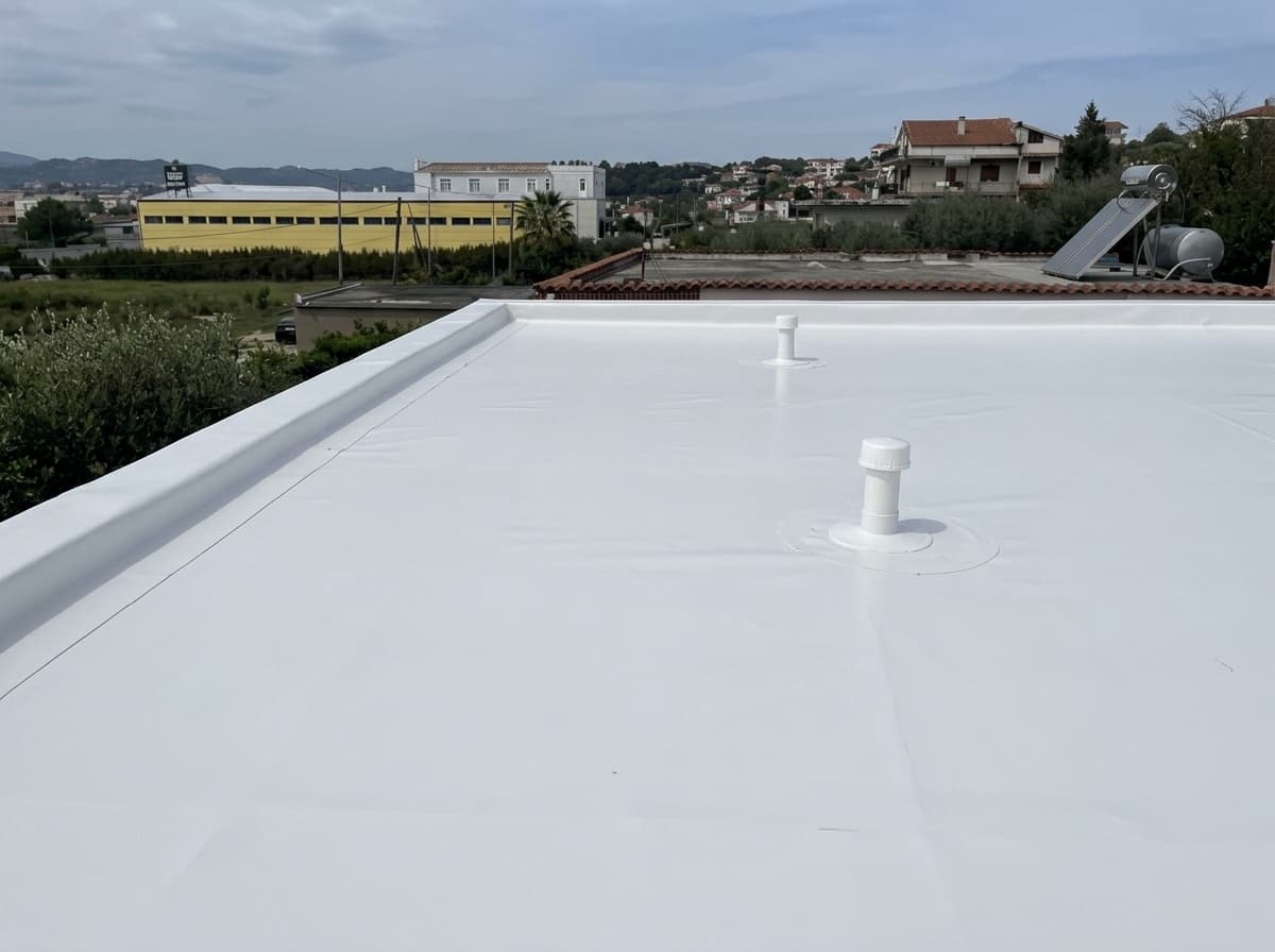 Tarracë e përfunduar me membranë PVC të bardhë, hidroizolim shtëpie private në Durrës, 2026 Tarracë e përfunduar me membranë PVC të bardhë, hidroizolim shtëpie private në Durrës, 2026